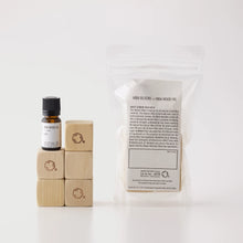 Załaduj obraz do przeglądarki galerii, Aromatyczne kostki z drewna Hiba + olejek eteryczny Hiba Wood