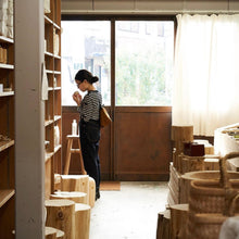 Załaduj obraz do przeglądarki galerii, Aromatyczne kostki z drewna Hiba + olejek eteryczny Hiba Wood