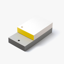 Załaduj obraz do przeglądarki galerii, Notatnik z otworem na długopis – Penstand Notepad