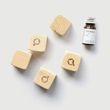 Załaduj obraz do przeglądarki galerii, Aromatyczne kostki z drewna Hiba + olejek eteryczny Hiba Wood
