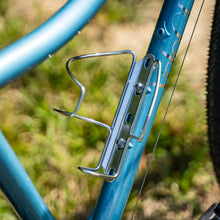 Załaduj obraz do przeglądarki galerii, Gibbous Side-Loading 1l Bottle Cage – Left
