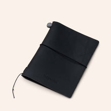 Załaduj obraz do przeglądarki galerii, Notatnik Traveler&#39;s Notebook x tokyobike – zestaw startowy
